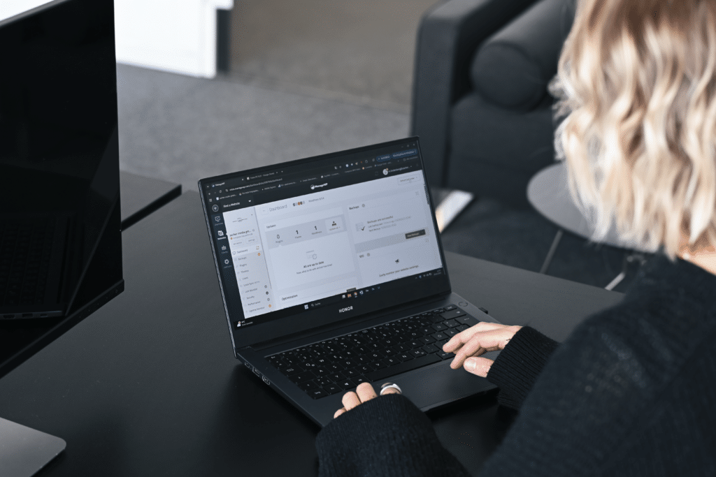 WordPress Agentur Köln Arbeiten am Laptop