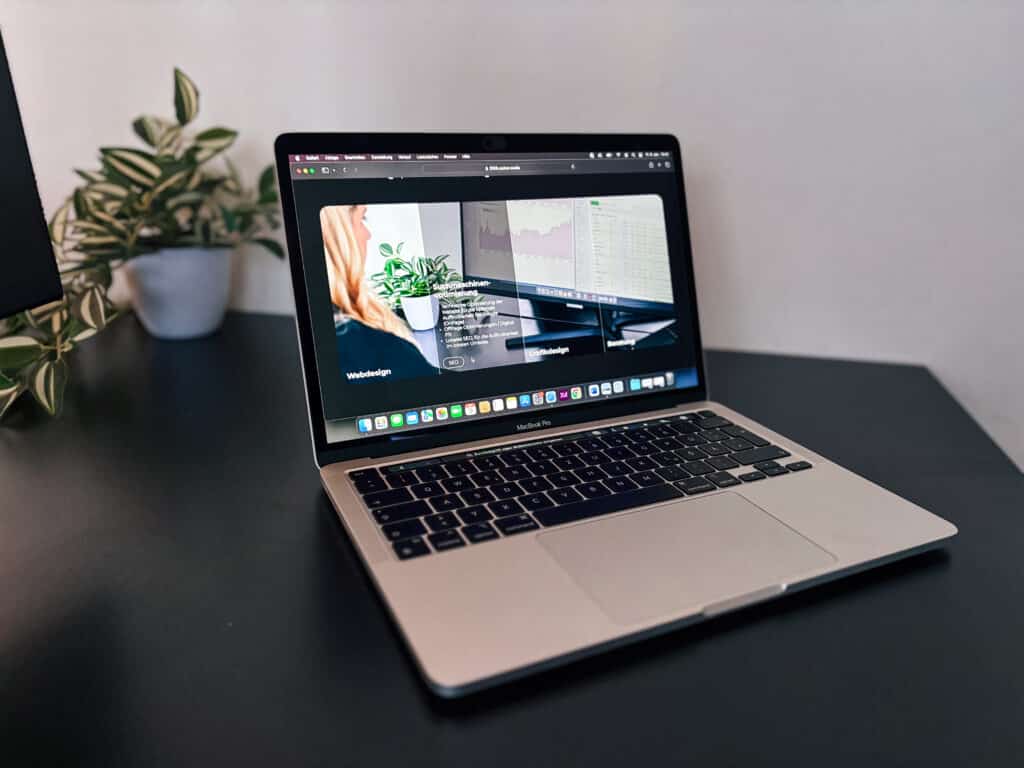 Website-Strategie | MacBook Arbeitsplatz